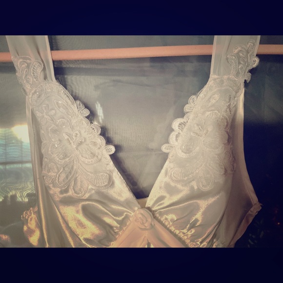 NWOT Silky Detailed Gown - Picture 1 of 4